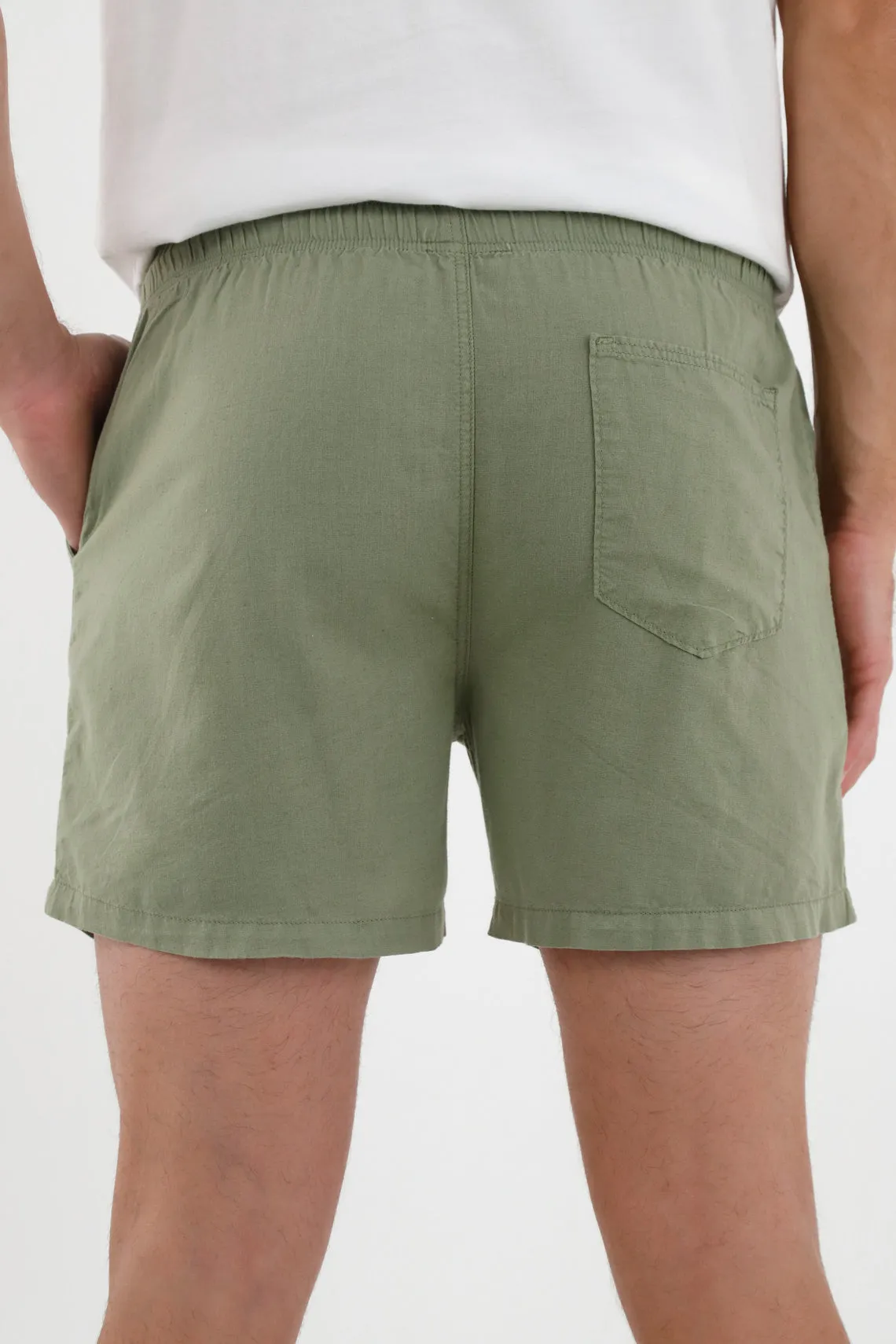 Bermuda verde con bolsillos laterales para hombre