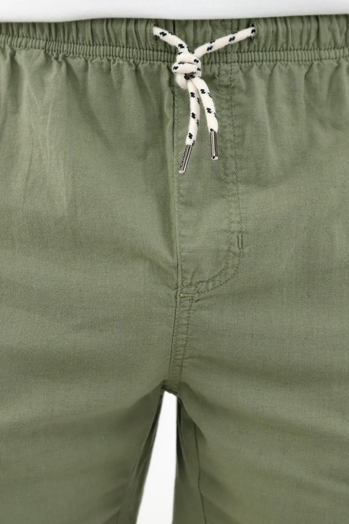 Bermuda verde con bolsillos laterales para hombre