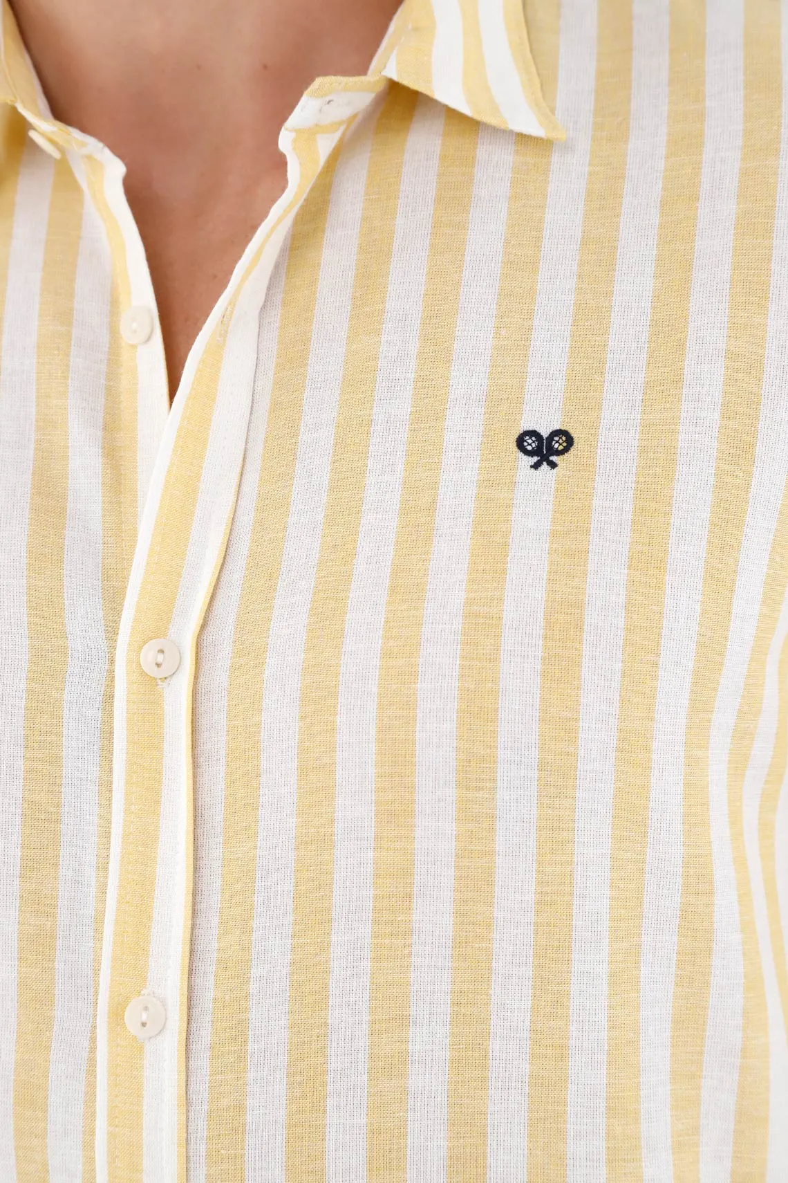 Camisa amarilla con diseño preteñido a rayas para hombre