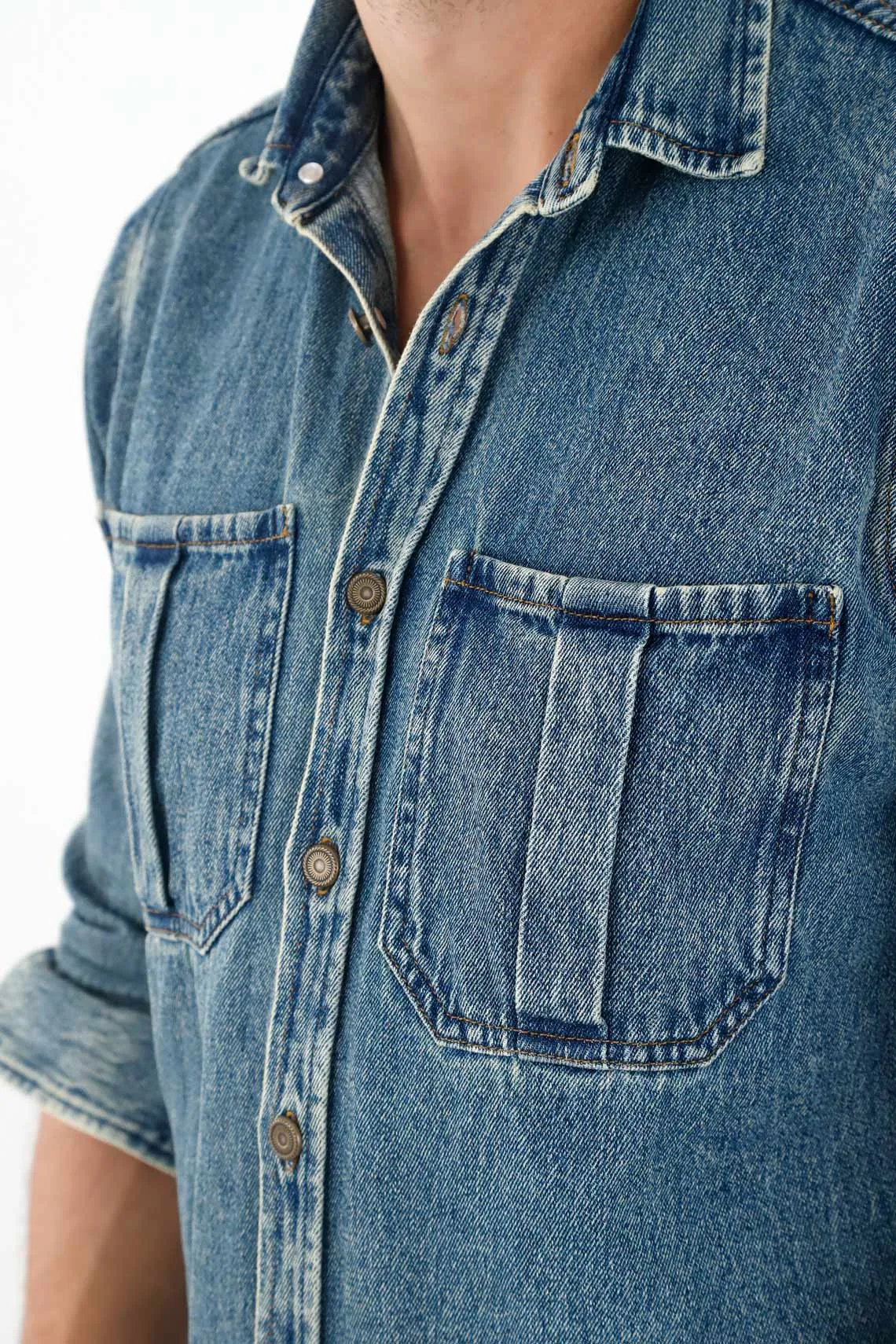 Camisa azul en denim para hombre