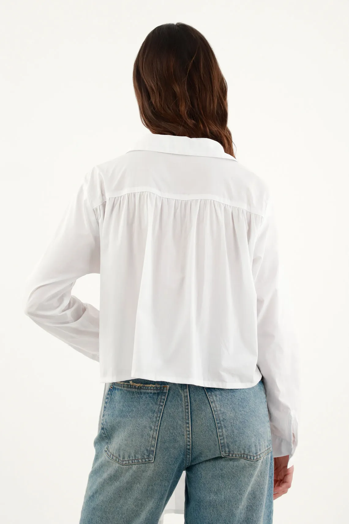 Camisa blanca con bolsillo de parche para mujer