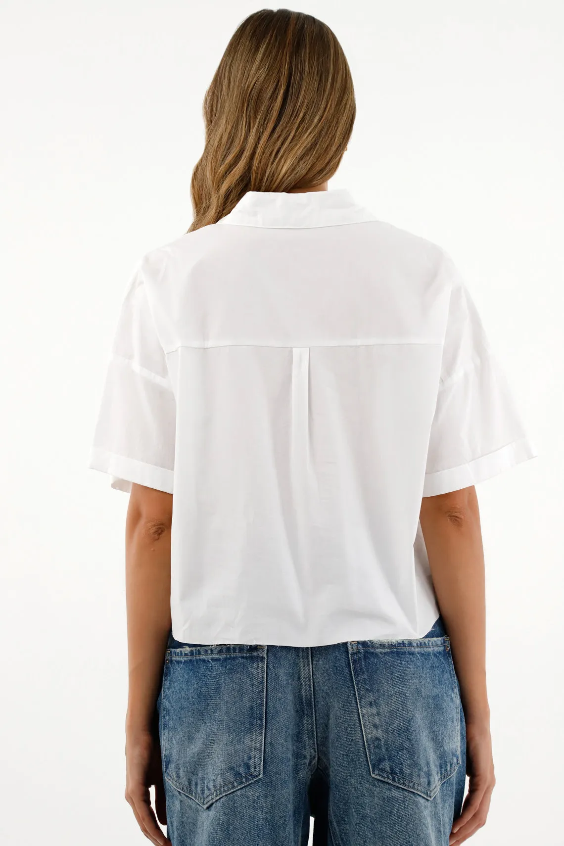 Camisa blanca con bolsillos grandes para mujer