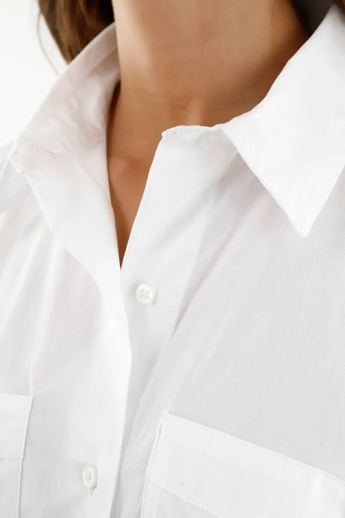 Camisa blanca con bolsillos para mujer