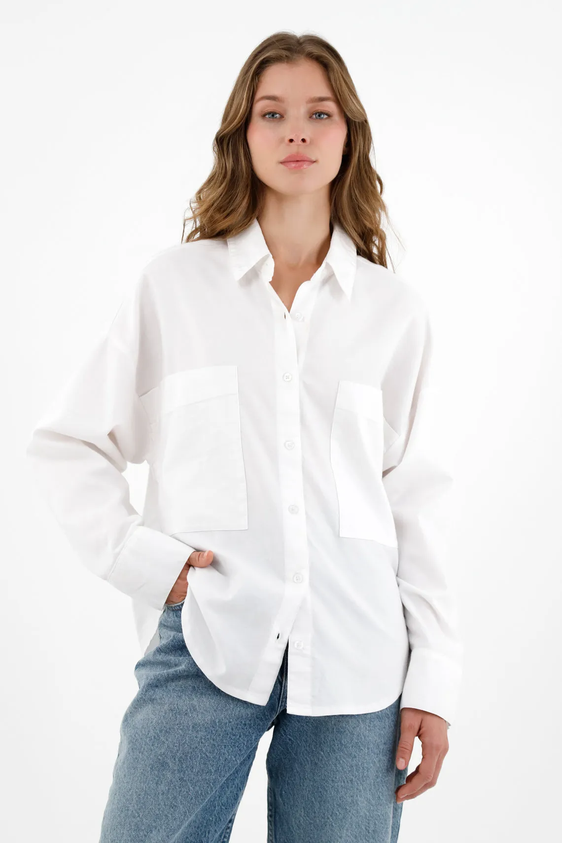 Camisa con maxi bolsillos de parche blanca para mujer