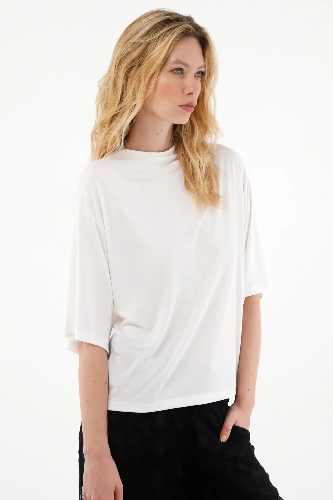 Camiseta cuello alto crudo oversize para mujer