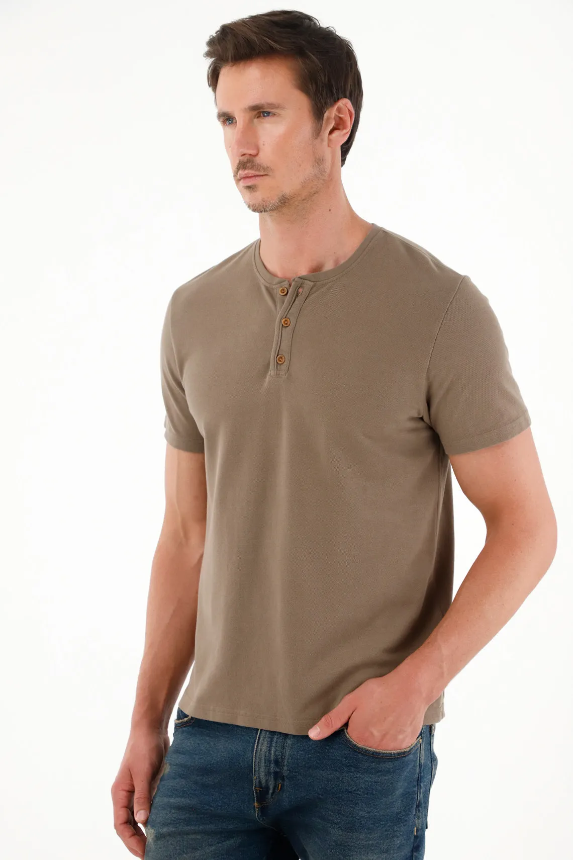 Camiseta regular fit manga corta café para hombre