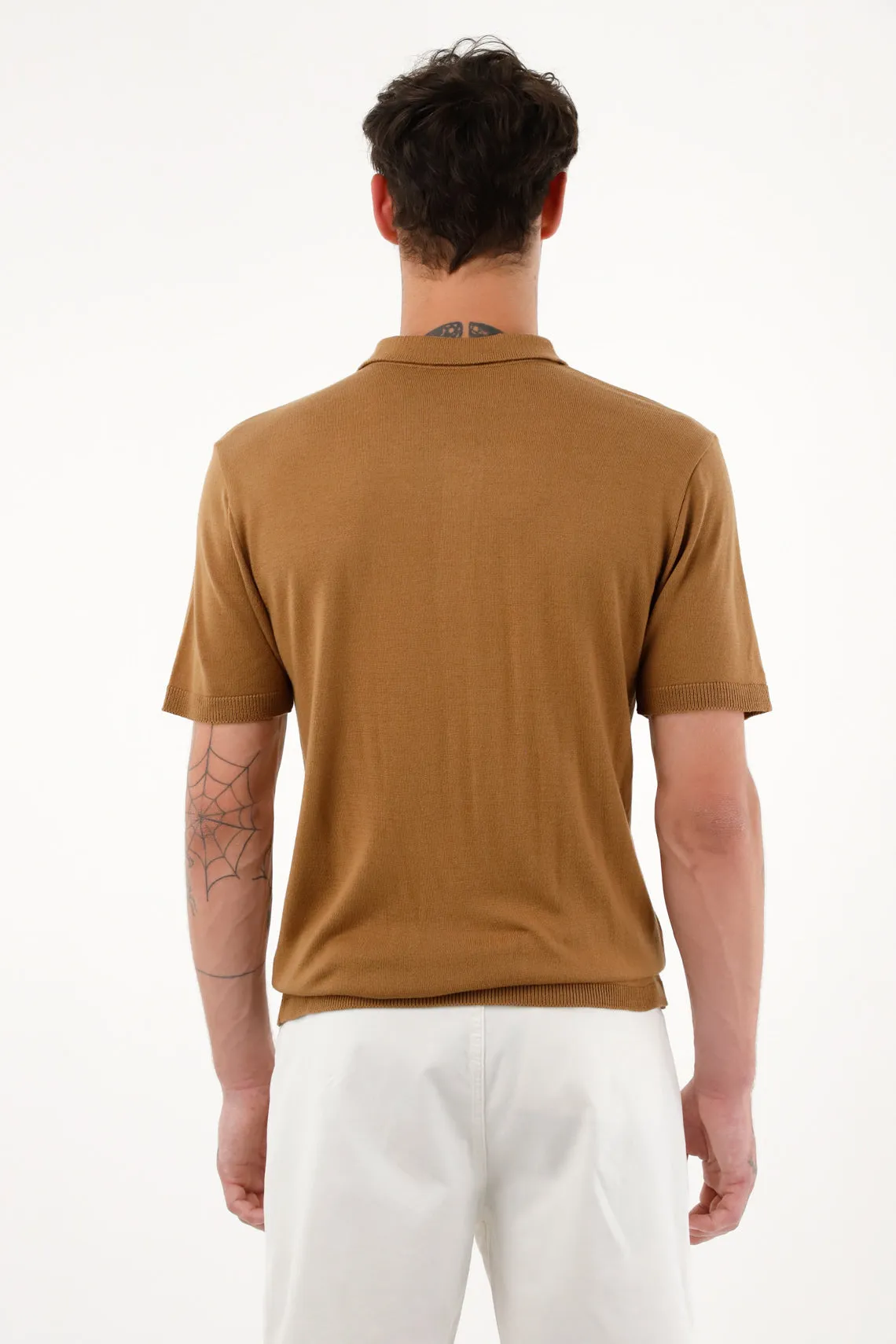 Camiseta tipo polo tejida café para hombre