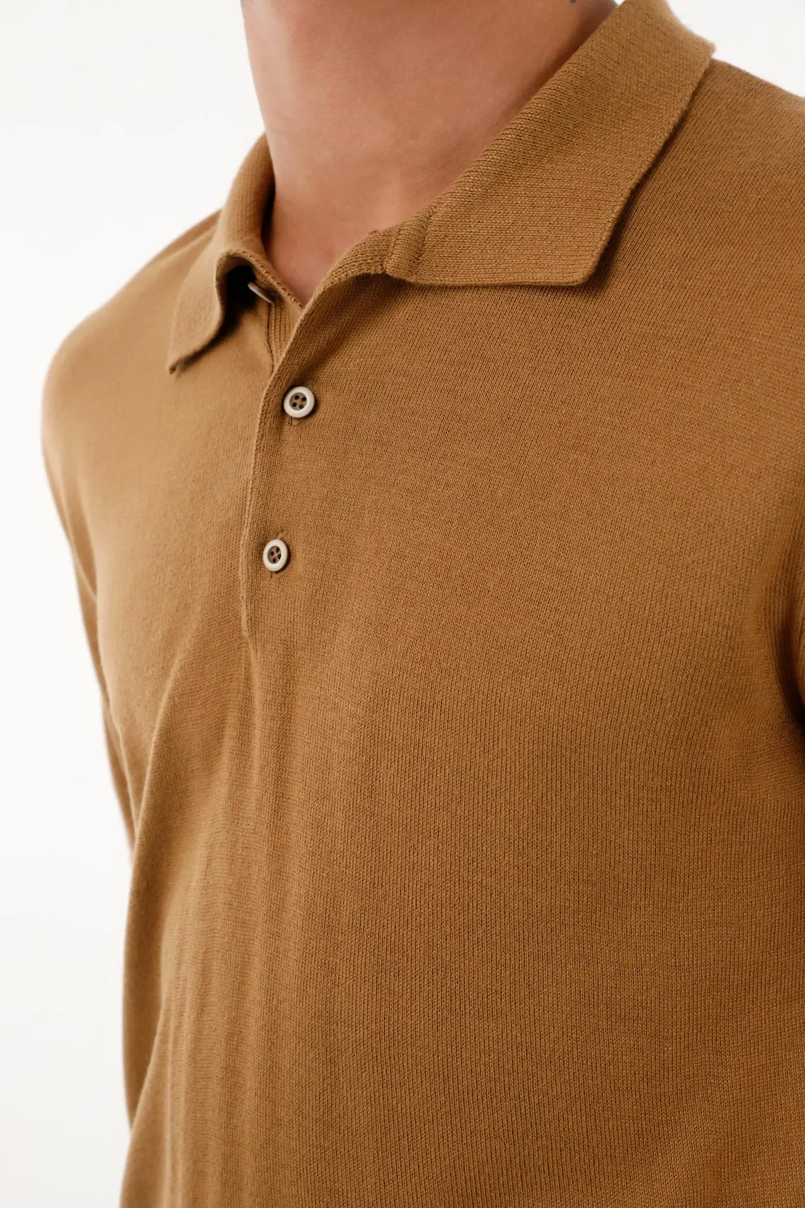 Camiseta tipo polo tejida café para hombre