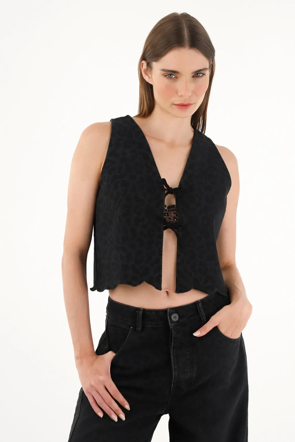 Chaleco crop con detalles bordados para mujer