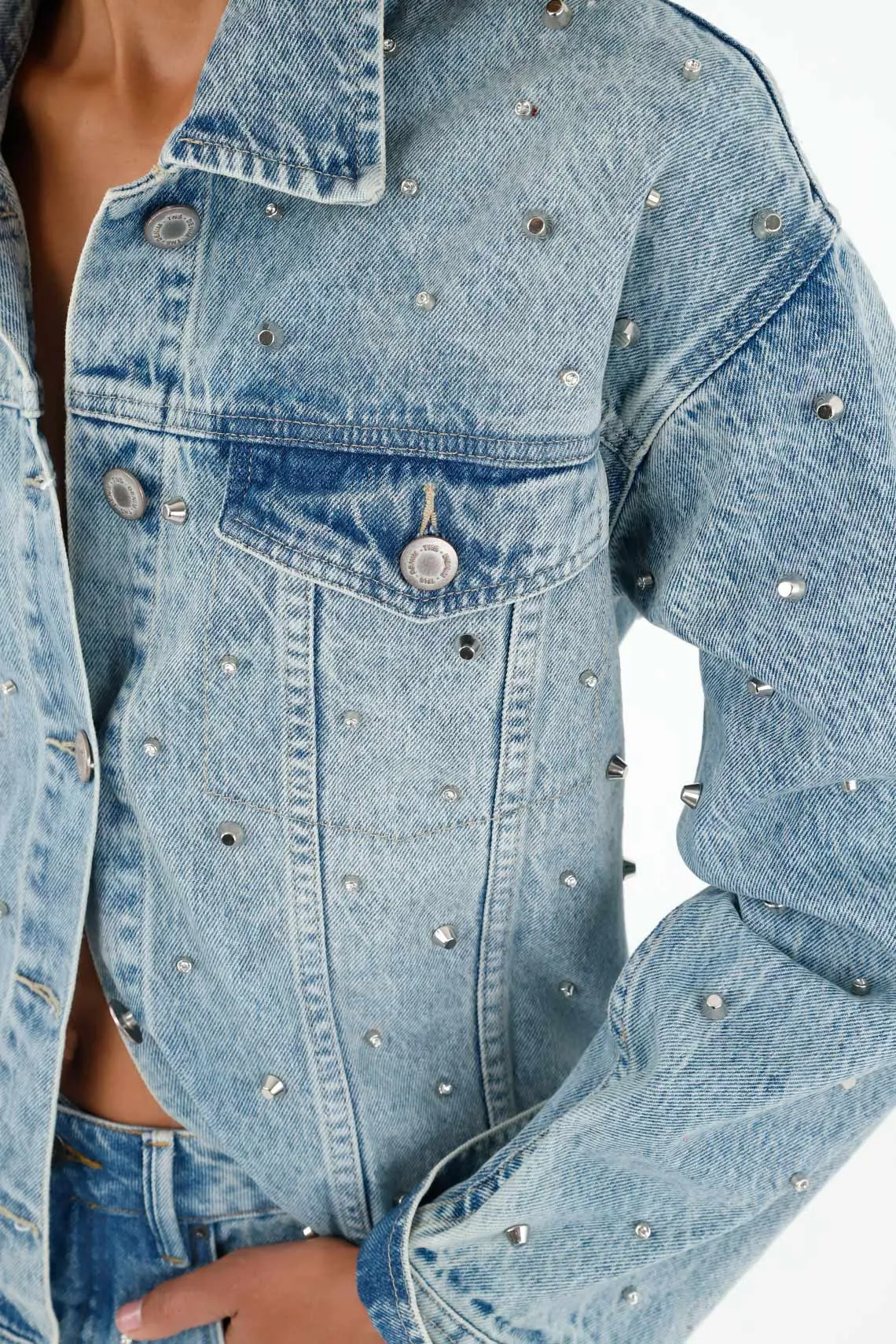 Chaqueta azul con taches decorativos para mujer