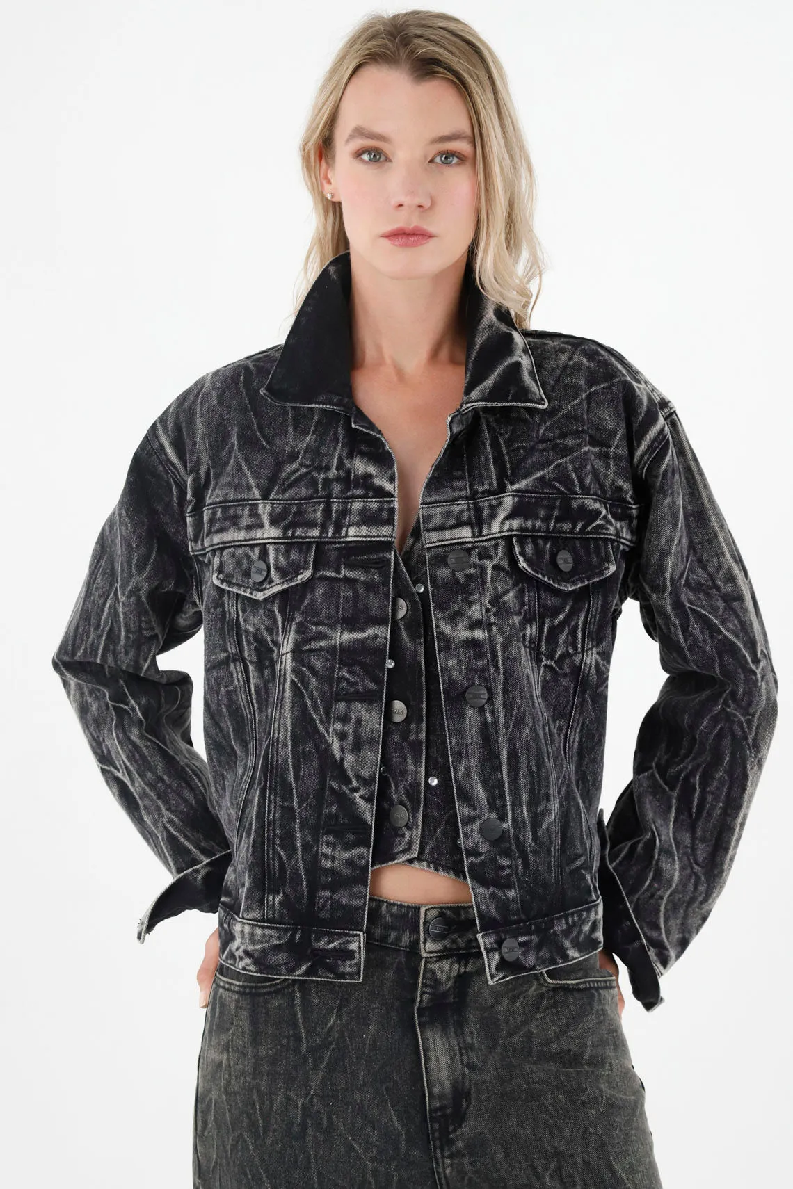 Chaqueta negra tipo trucker para mujer