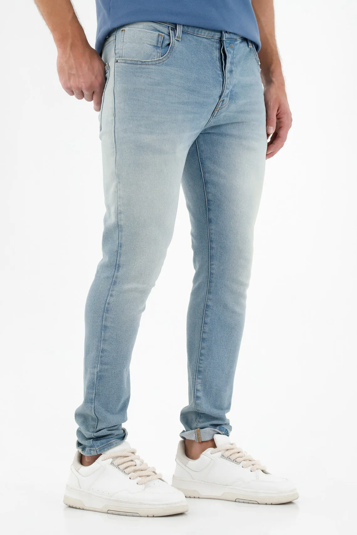 Jean azul con desgastes localizados para hombre