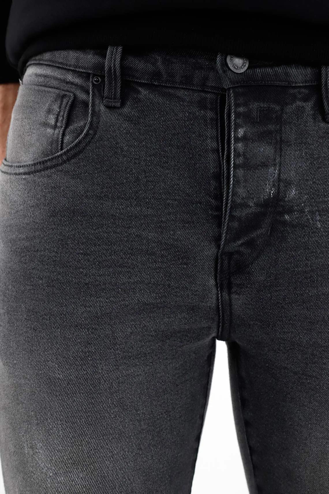 Jean en black denim para hombre