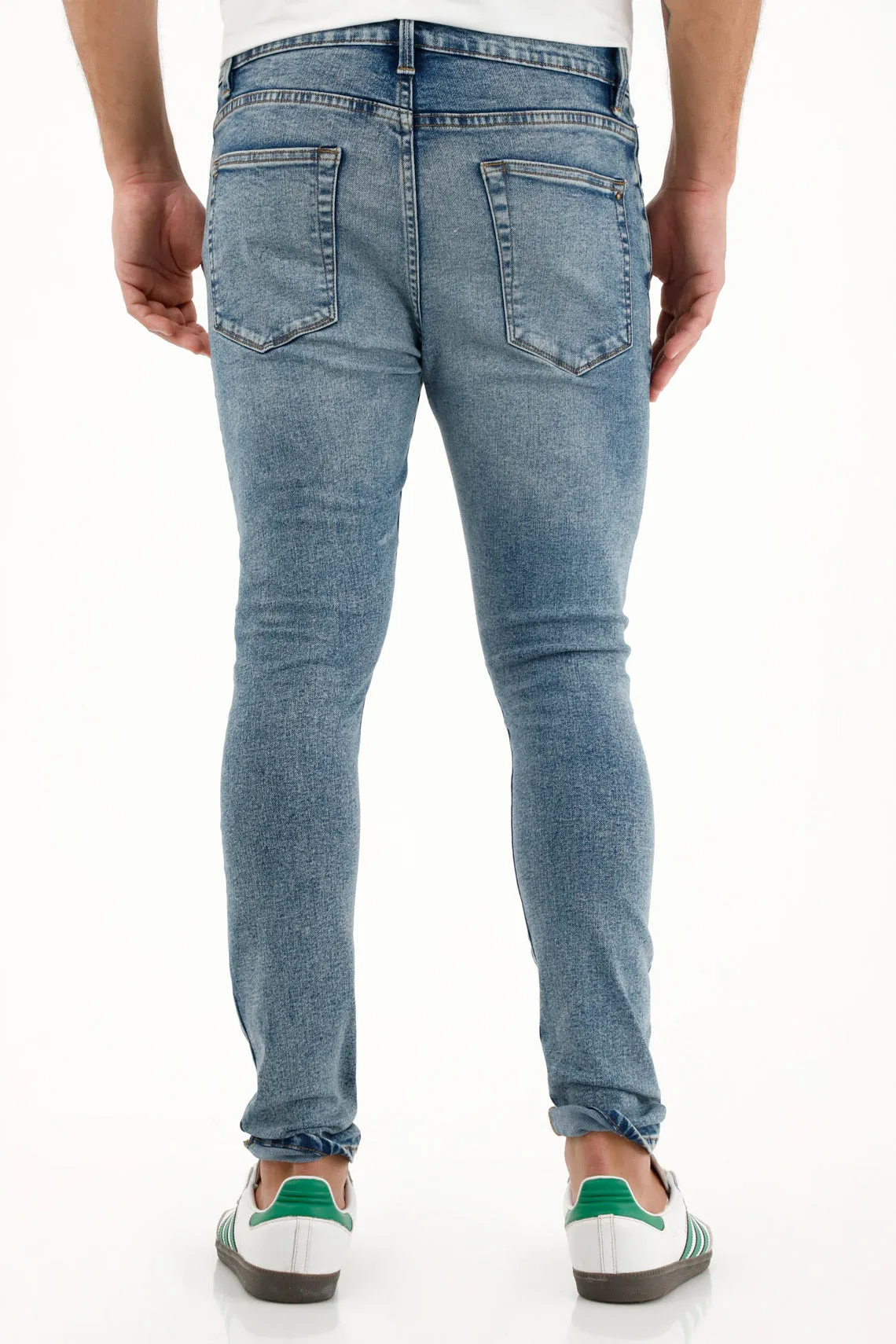 Jean Super Skinny tono medio con arrugas para hombre