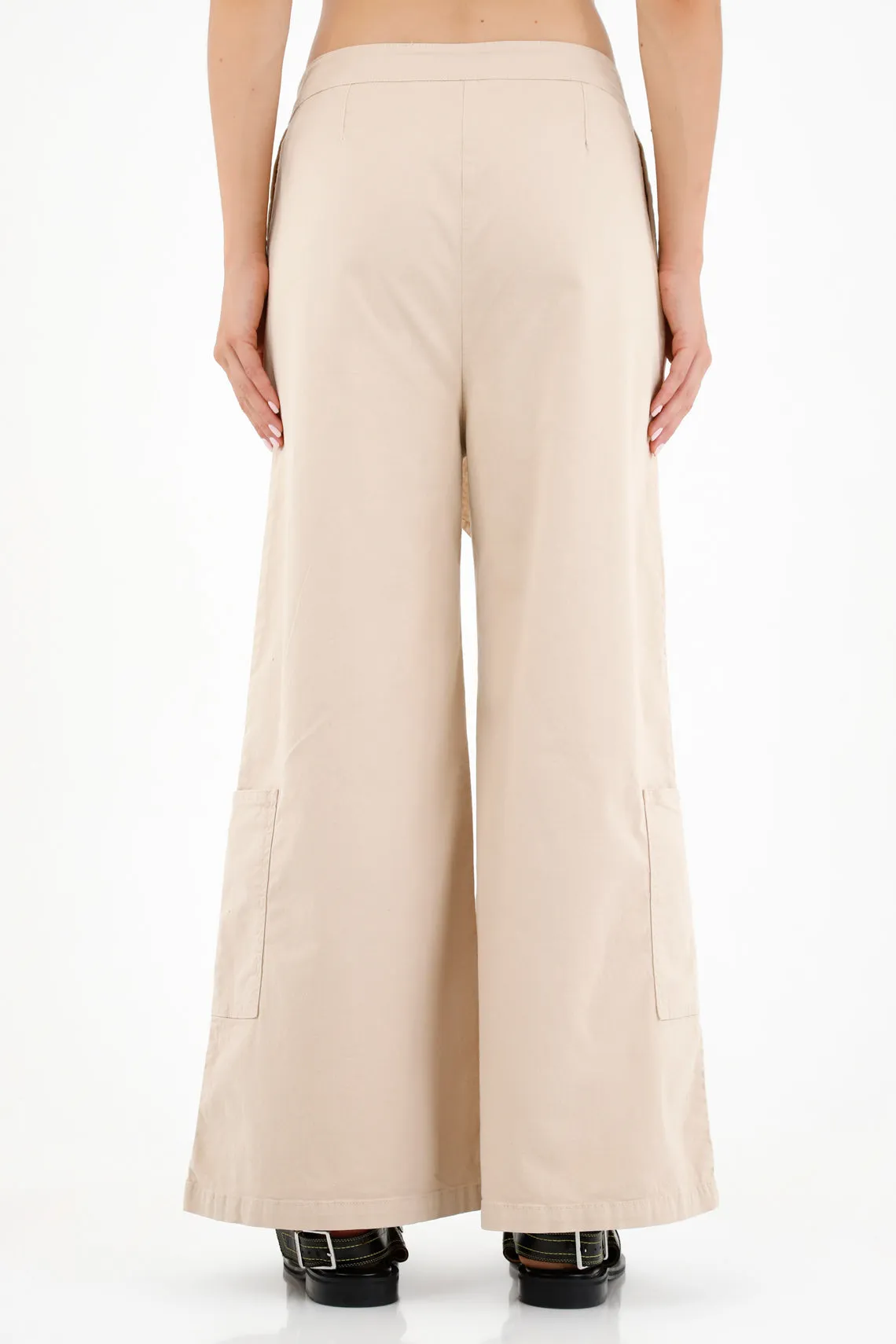 Pantalón café tipo cargo para mujer