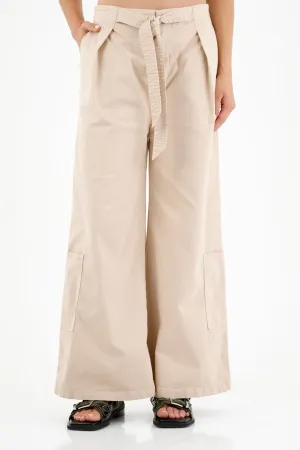 Pantalón café tipo cargo para mujer