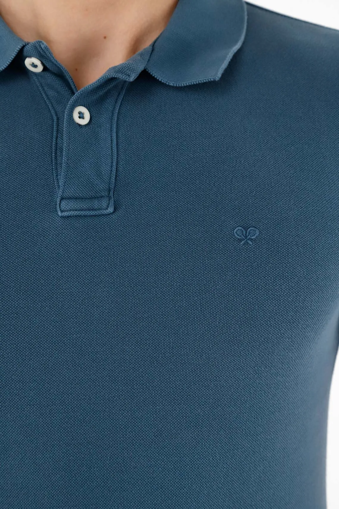 Polo azul con raqueta bordada para hombre