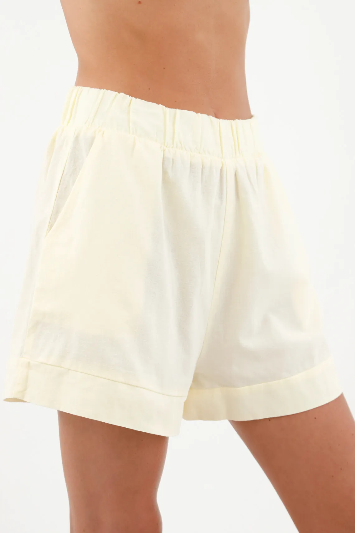 Short amarillo con bolsillos para mujer