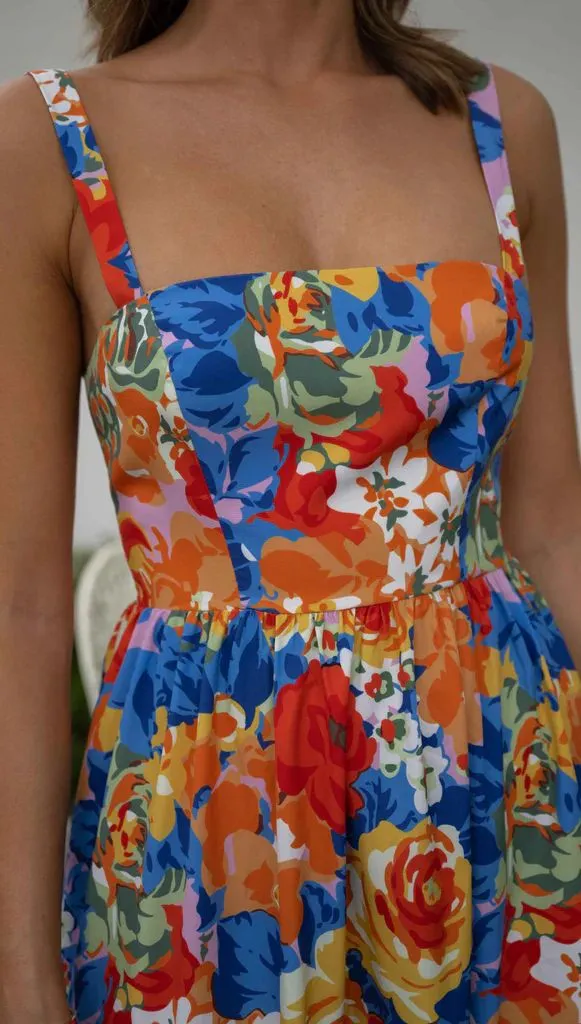 Vestido longo com decote quadrado e estampa floral vibrante