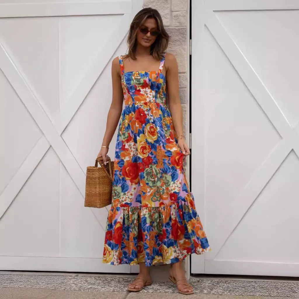 Vestido longo com decote quadrado e estampa floral vibrante