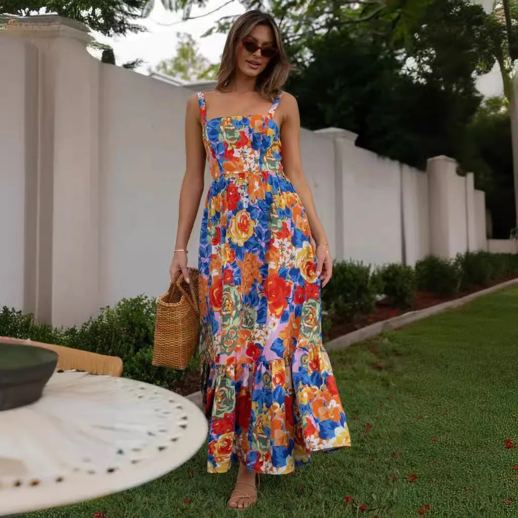 Vestido longo com decote quadrado e estampa floral vibrante